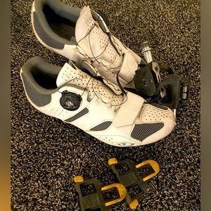 Women’s cycling shoes w/ pedals & extra cleats - SPD-SL attachment.